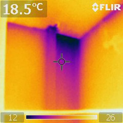Opname met een warmtebeeldcamera (luchtlek in een hoek van de stal)