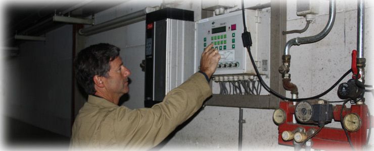 Peter van de Voorst aan het werk in een varkensstal